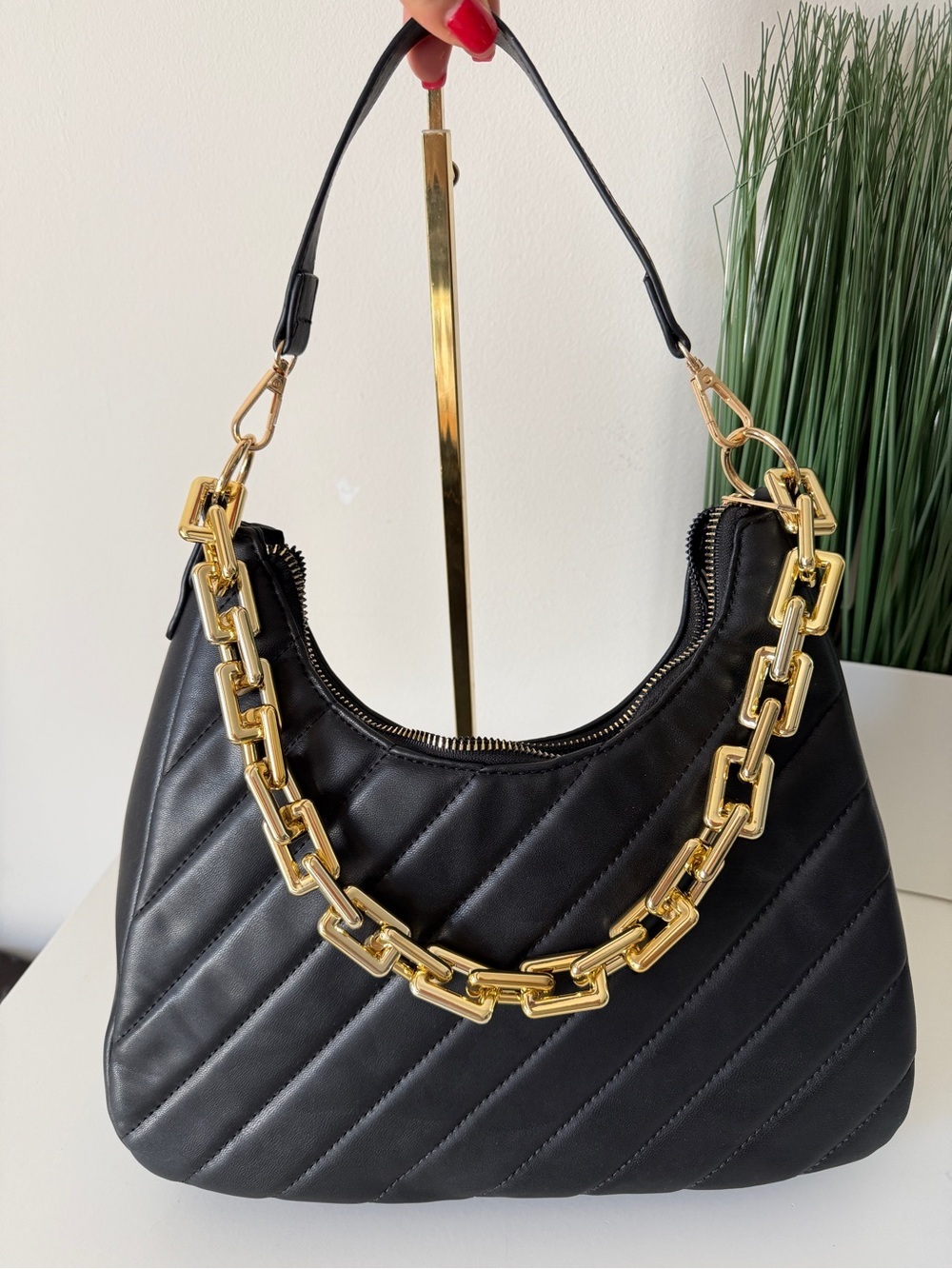 Black Quilted Shoulder Bag Gold Chain Accent Hobo Style Zipper Closure new - Picture 6 of 6